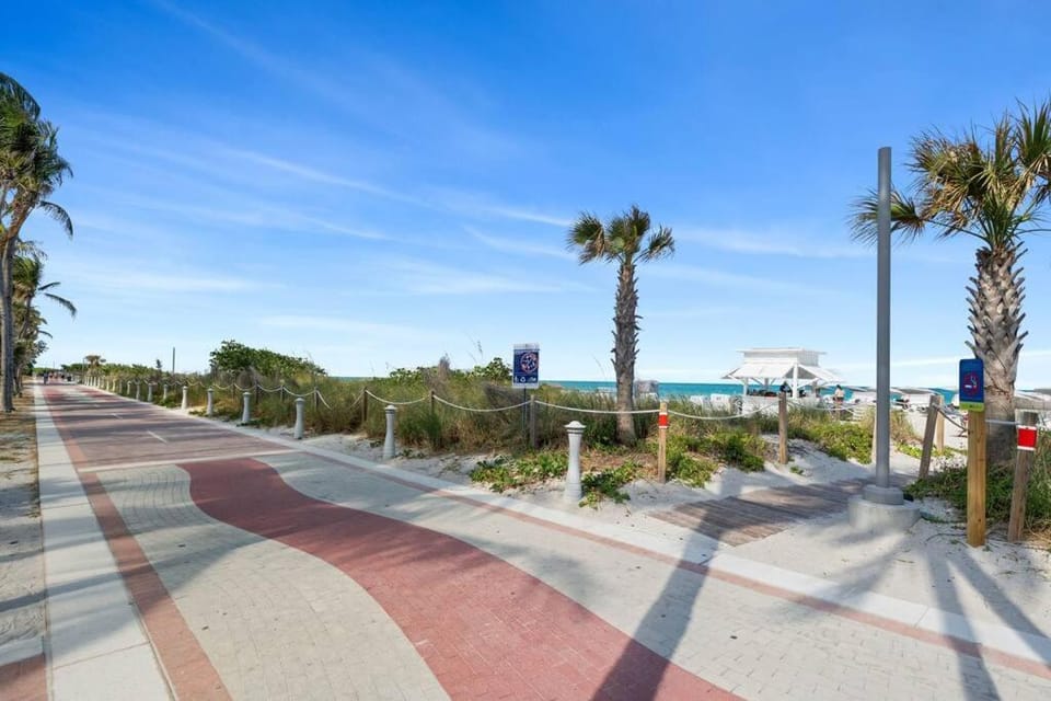 FountaineBleau Resort, Balcony with Ocean & Pool View Apartment in Miami Beach
