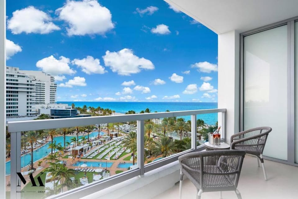 FountaineBleau Resort, Balcony with Ocean & Pool View Apartment in Miami Beach