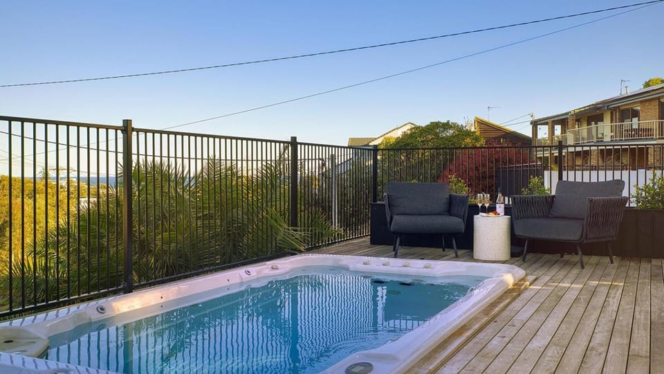 Kingsley Shore's - Pool and Heated Spa with Ocean Views House in Boat Harbour