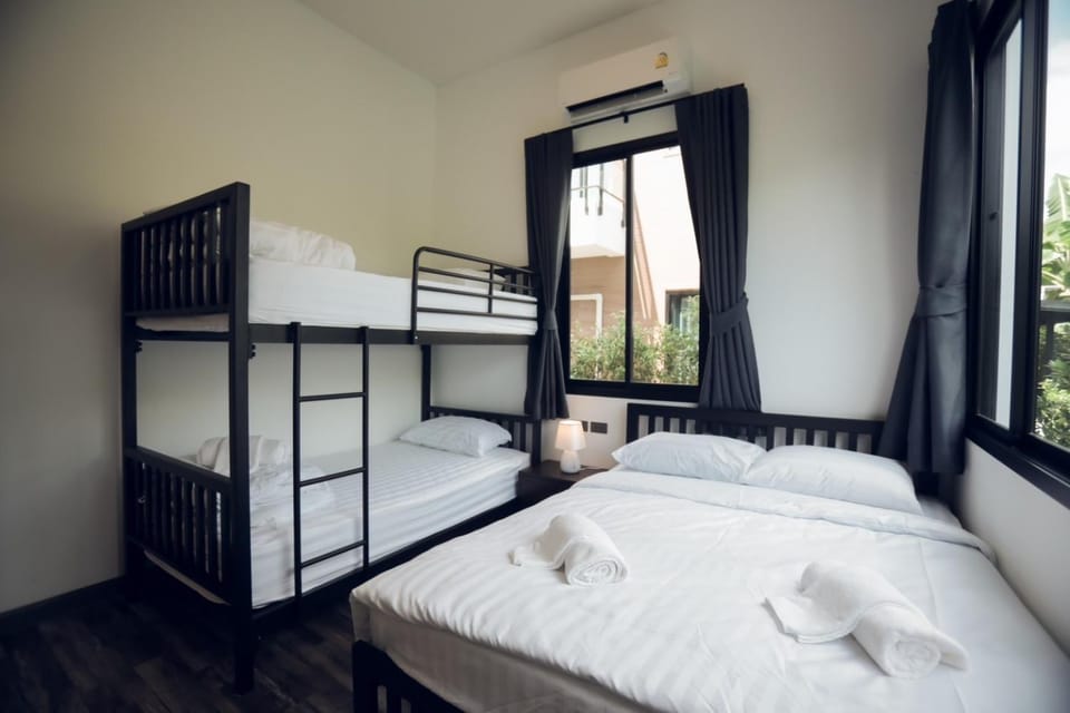 Bed, Photo of the whole room, Bedroom, bunk bed, towels