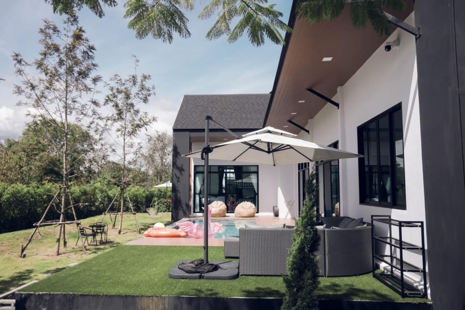 Property building, Day, Natural landscape, Garden, Seating area, Garden view, sunbed