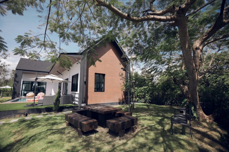 Property building, Day, Natural landscape, Garden, Garden view