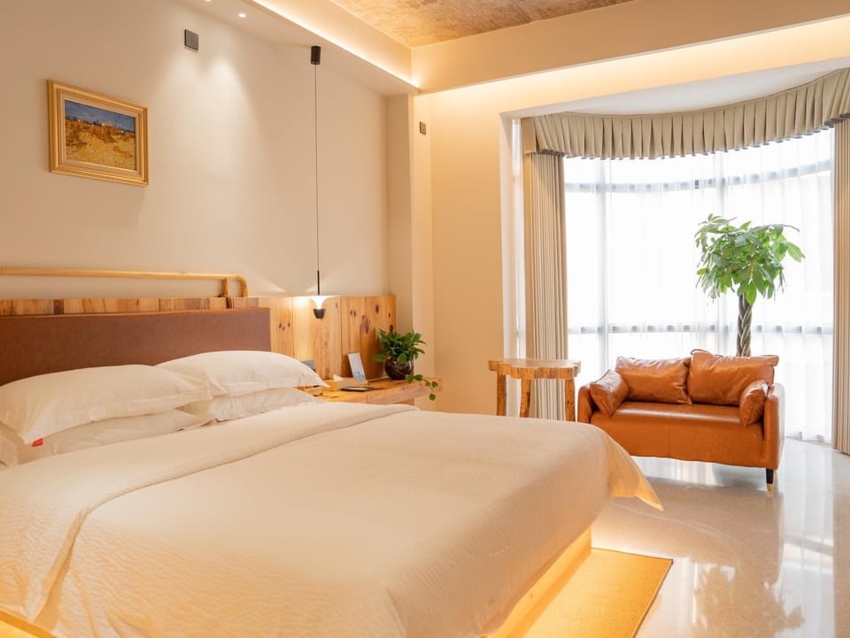 Bed, Photo of the whole room, Seating area