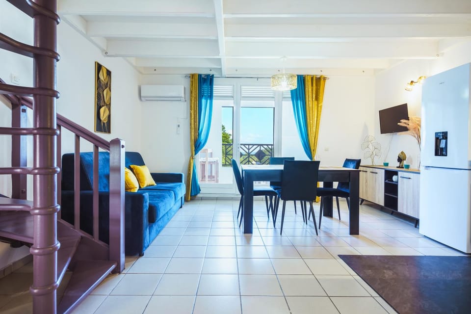 Communal lounge/ TV room, TV and multimedia, Living room, Seating area, Dining area