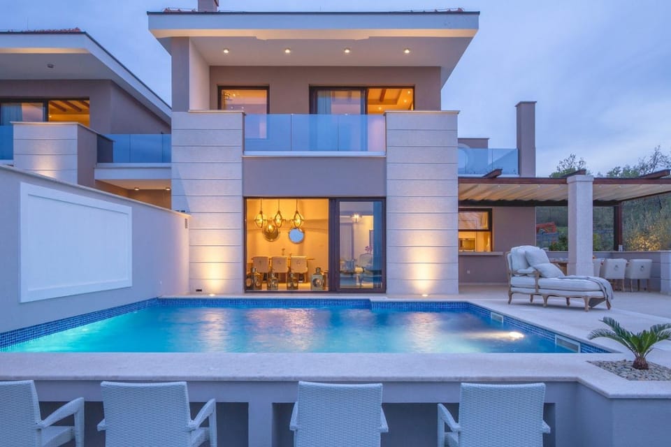 Property building, Garden, Balcony/Terrace, Swimming pool