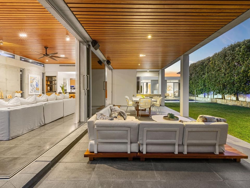 Patio, Day, Garden, Living room, Seating area, Dining area, Garden view