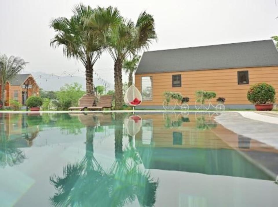 Property building, Day, Swimming pool