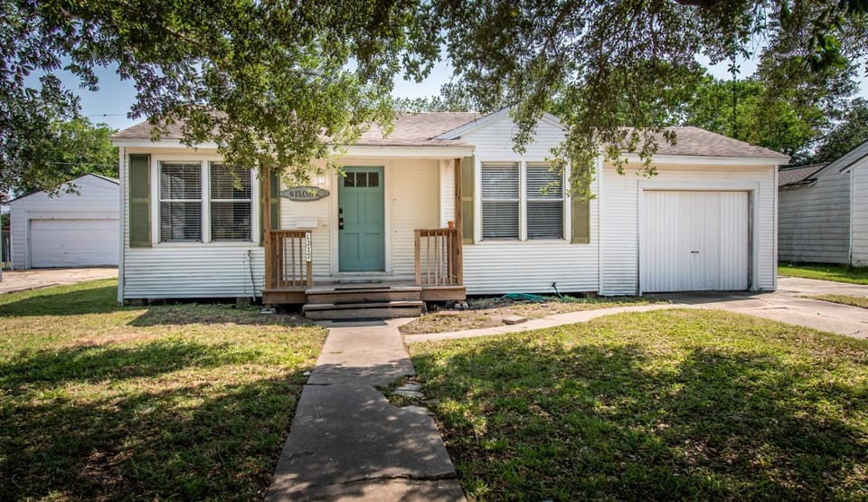 Seaside Serenity Dual Dwellings for Family & Frie House in Nueces County