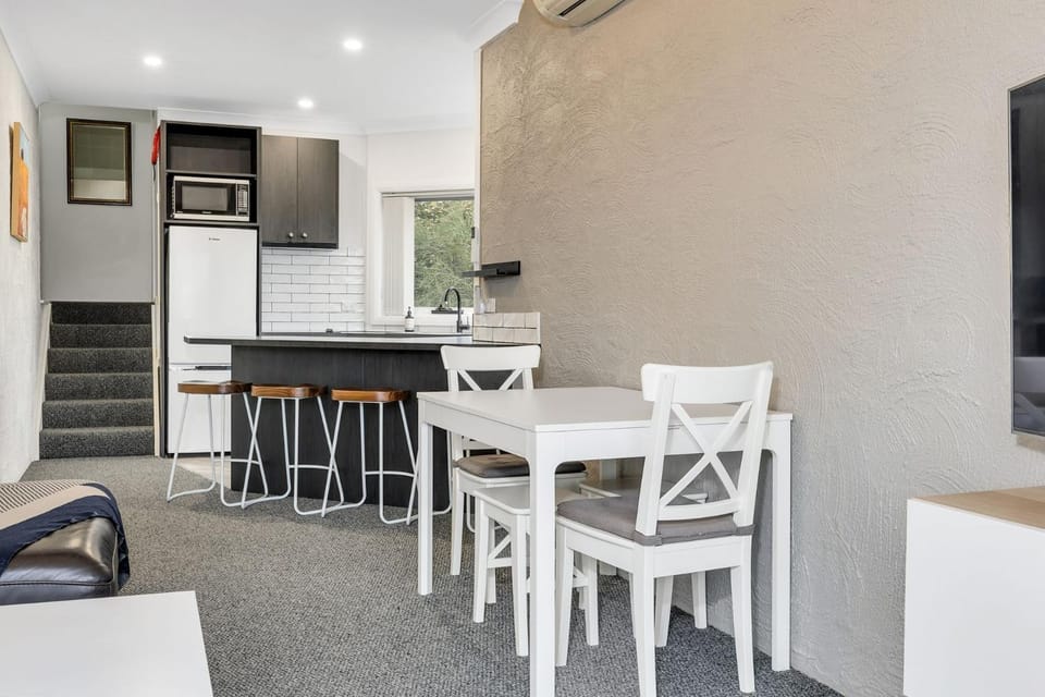 Parkwood 5 - 2BR Split Level l Spa Bath l BBQ l Central Location l WiFi Apartment in Jindabyne