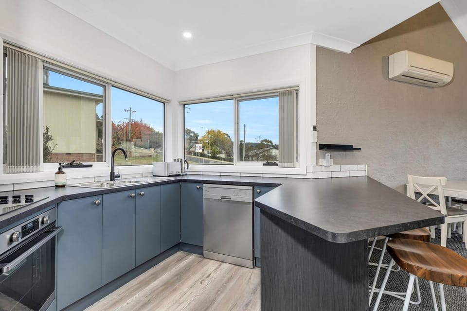 Parkwood 5 - 2BR Split Level l Spa Bath l BBQ l Central Location l WiFi Apartment in Jindabyne