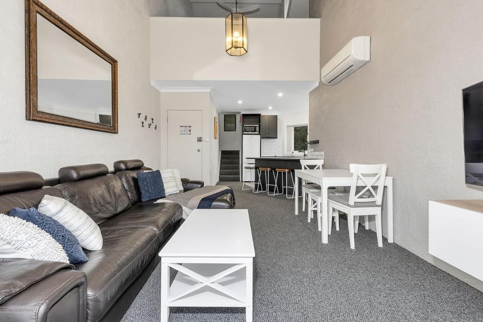 Parkwood 5 - 2BR Split Level l Spa Bath l BBQ l Central Location l WiFi Apartment in Jindabyne