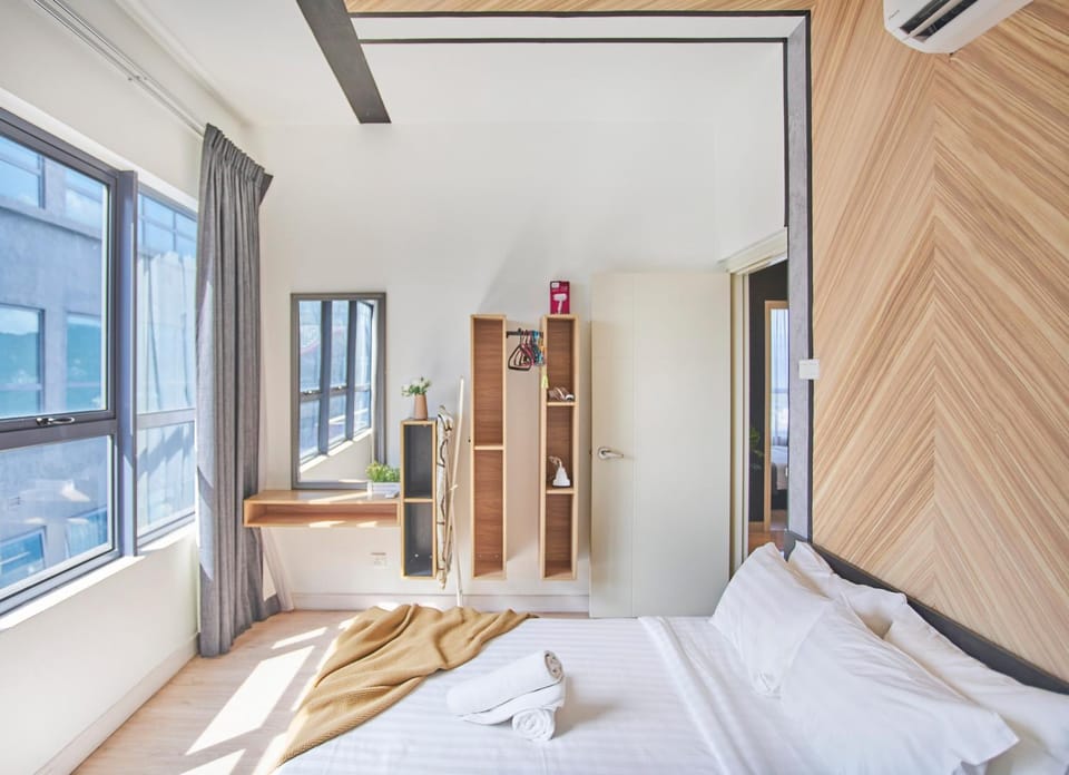 Bed, Bedroom, towels, air conditioner