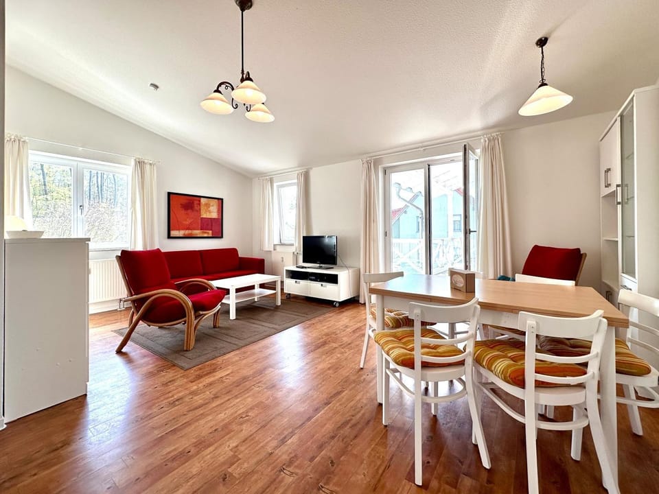 TV and multimedia, Living room, Seating area, Dining area
