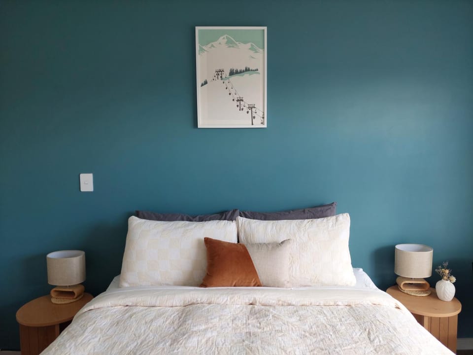 Wānaka Mountain Views Guest Room --no kitchen-- House in Wanaka