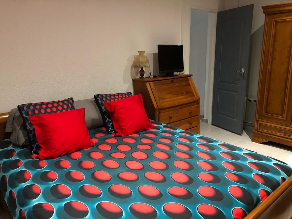 Bed, TV and multimedia, Bedroom