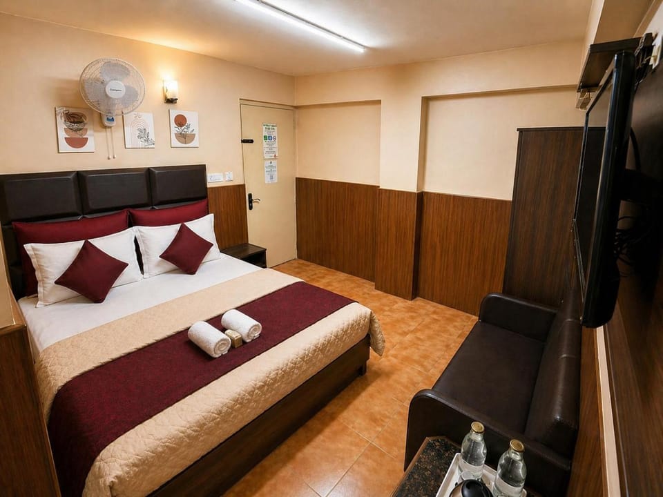 Bed, TV and multimedia, Photo of the whole room, towels, wardrobe