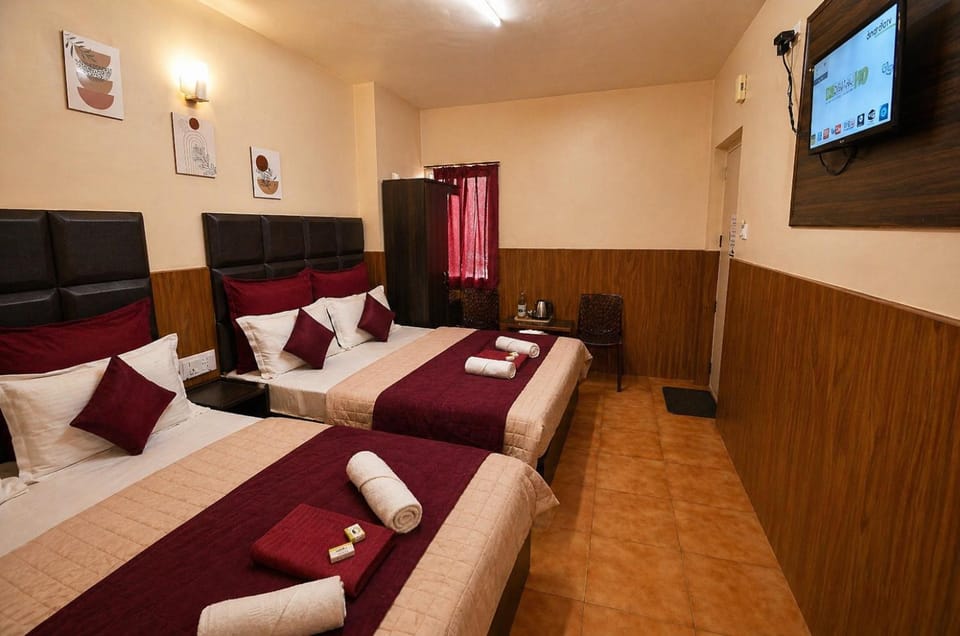 Bed, TV and multimedia, Photo of the whole room, Bedroom