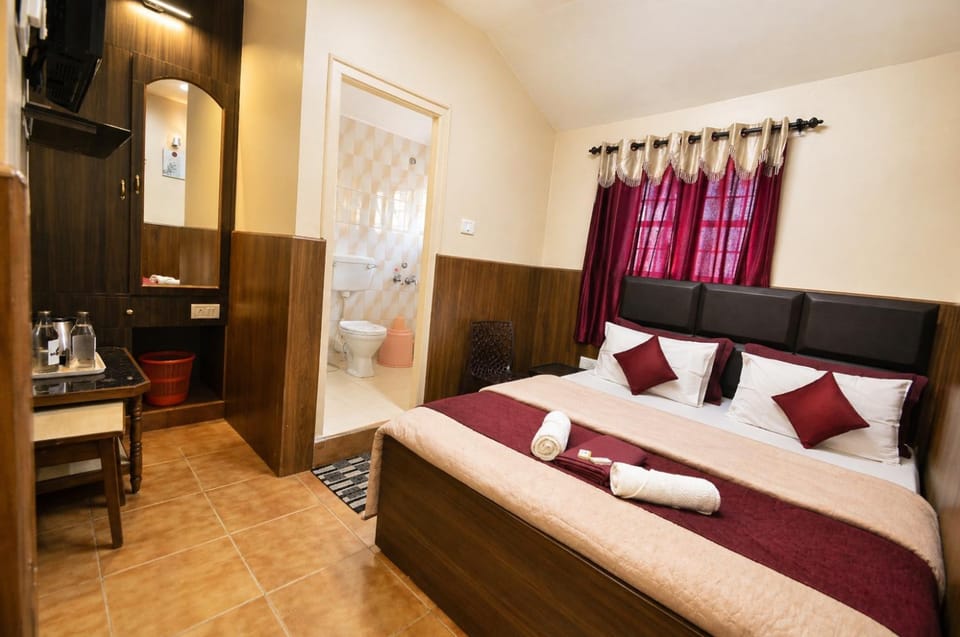 Photo of the whole room, Bedroom, towels, wardrobe
