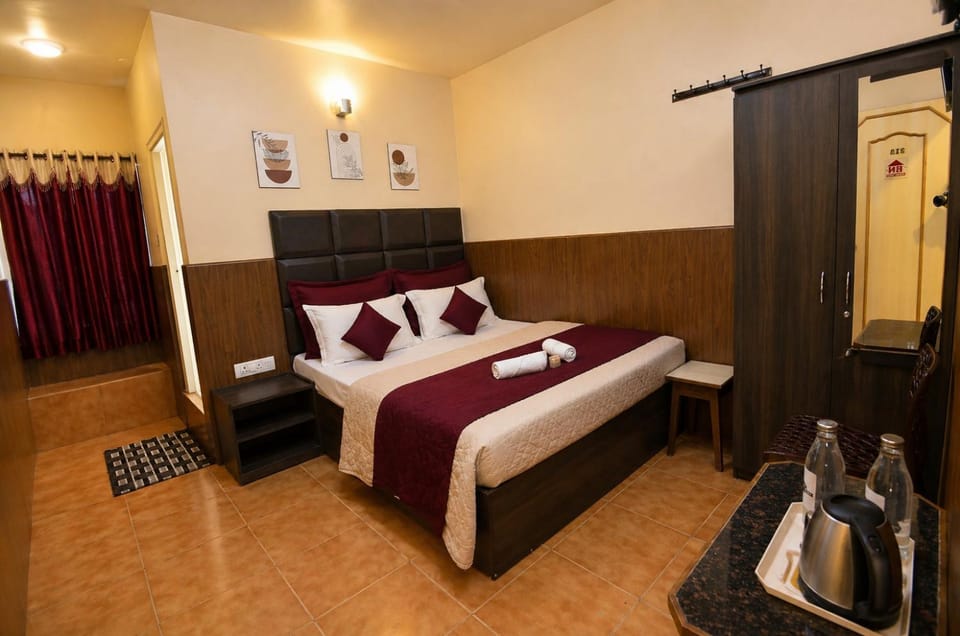 Bed, Photo of the whole room, wardrobe