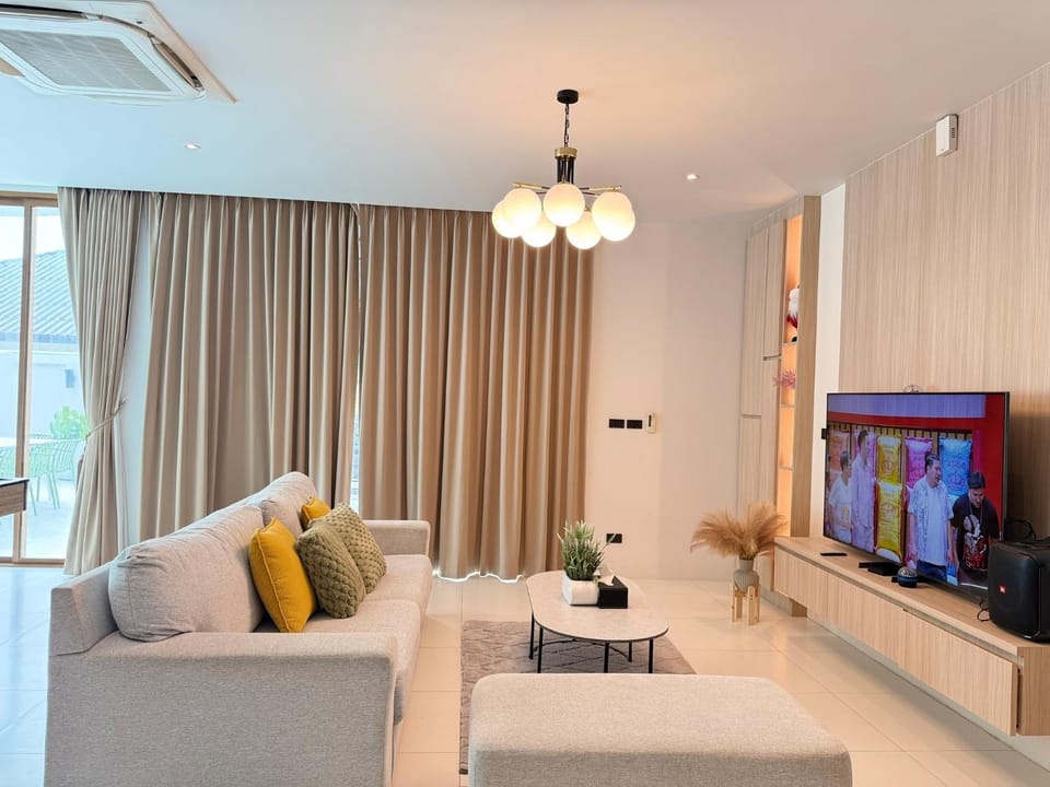 PNT LUXURY JOMTIEn Villa in Pattaya City