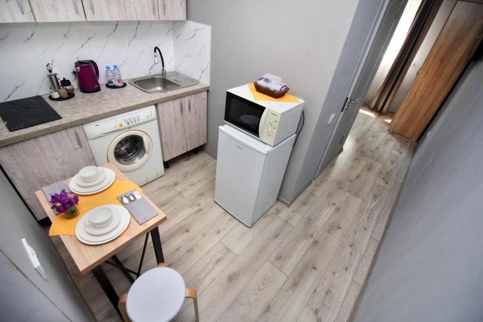 Coffee/tea facilities, Kitchen or kitchenette, Dining area, stove, washing machine