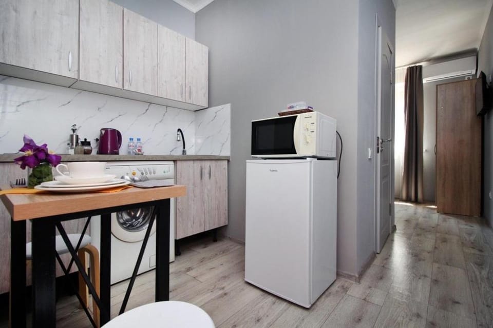 Kitchen or kitchenette, Dining area, stove