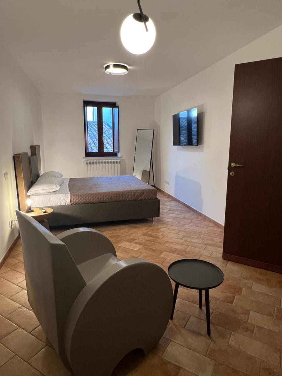 Bed, TV and multimedia, Living room, Photo of the whole room, Bedroom