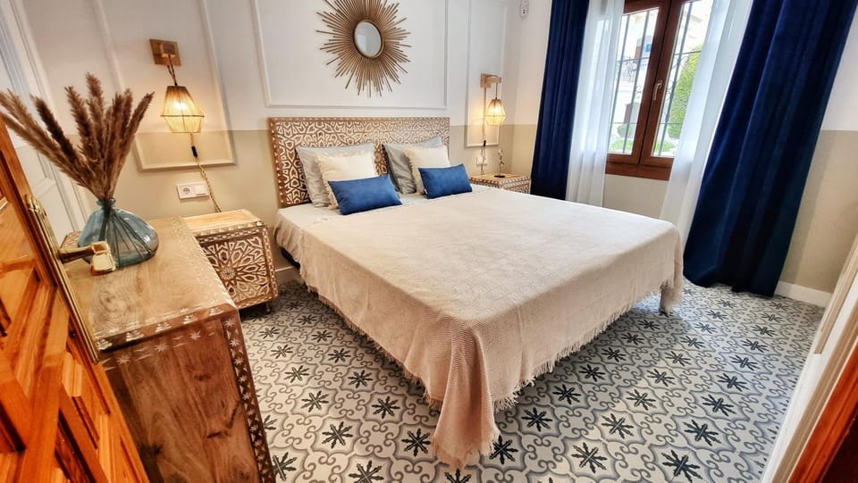 Bed, Photo of the whole room, Seating area, Bedroom