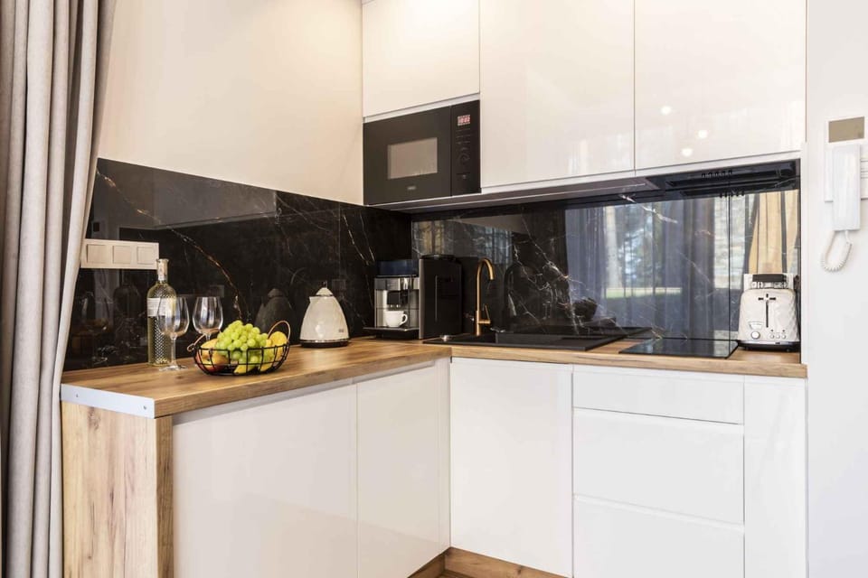 Coffee/tea facilities, Kitchen or kitchenette, stove
