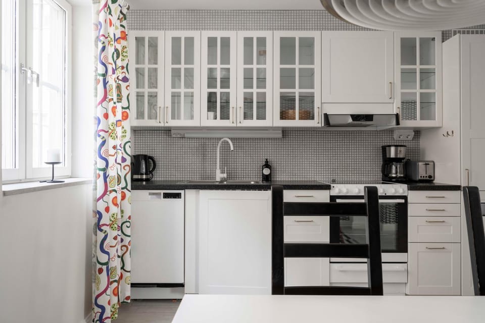 Coffee/tea facilities, Kitchen or kitchenette, Dining area, dishwasher, oven, stove, toaster
