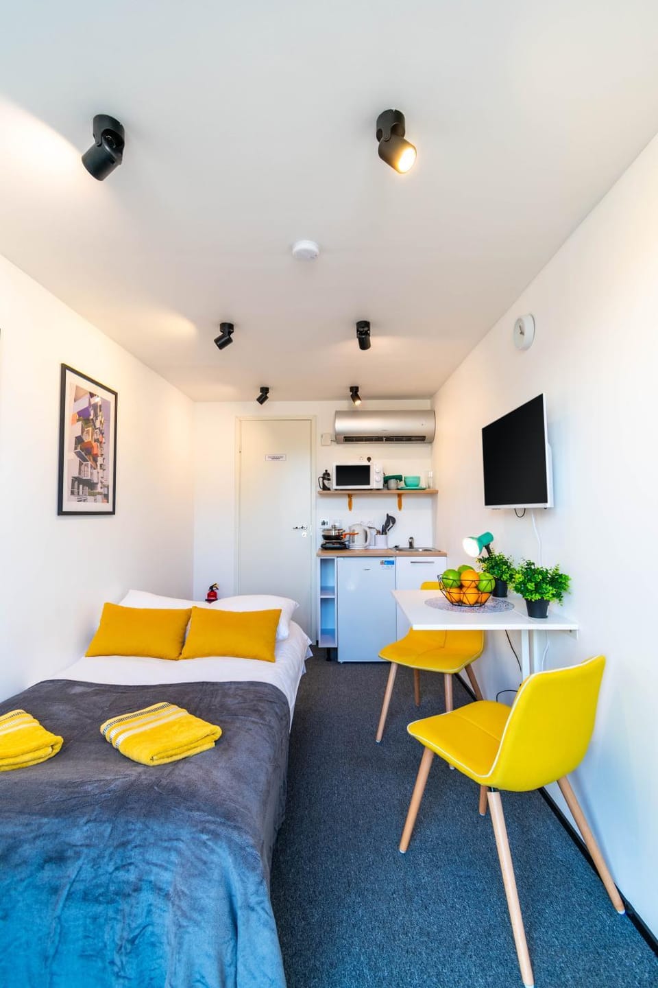 Bed, TV and multimedia, Kitchen or kitchenette