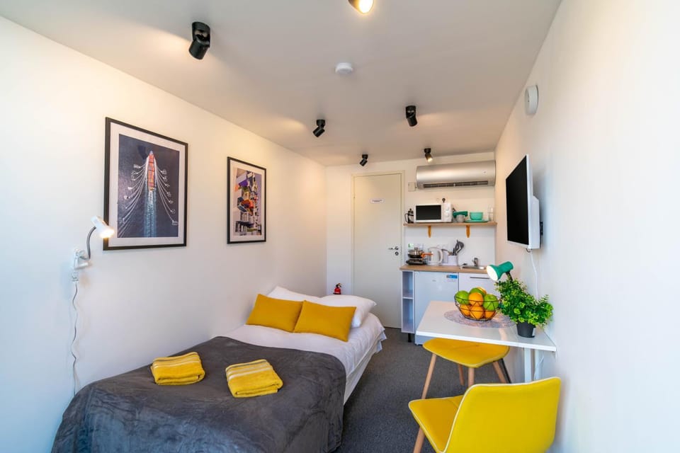 TV and multimedia, Living room, Seating area, air conditioner