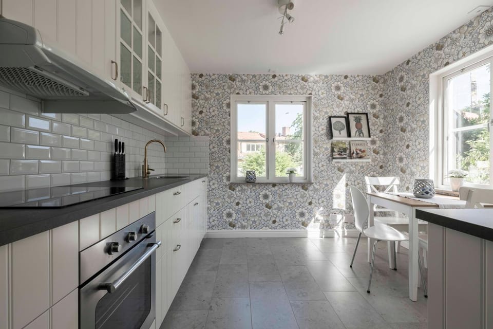 Kitchen or kitchenette, Dining area, oven, stove