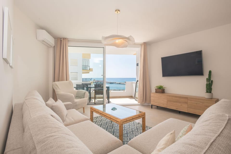 Communal lounge/ TV room, TV and multimedia, Living room, Seating area, Evening entertainment