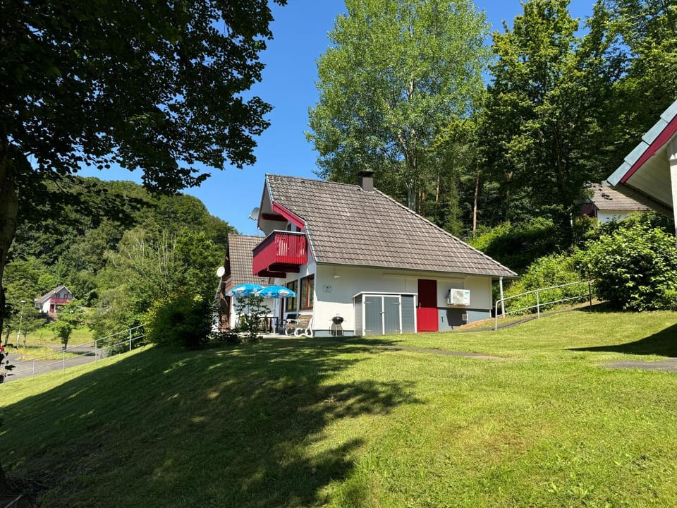 Property building, Garden, Balcony/Terrace