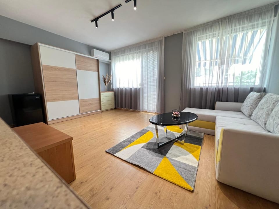 TV and multimedia, Living room, Seating area, wardrobe