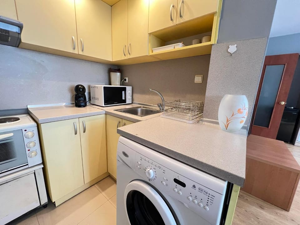Coffee/tea facilities, Kitchen or kitchenette, oven, pet friendly, stove, washing machine