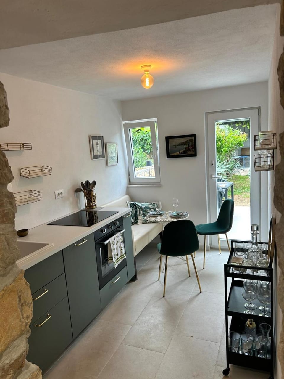 Kitchen or kitchenette, Dining area