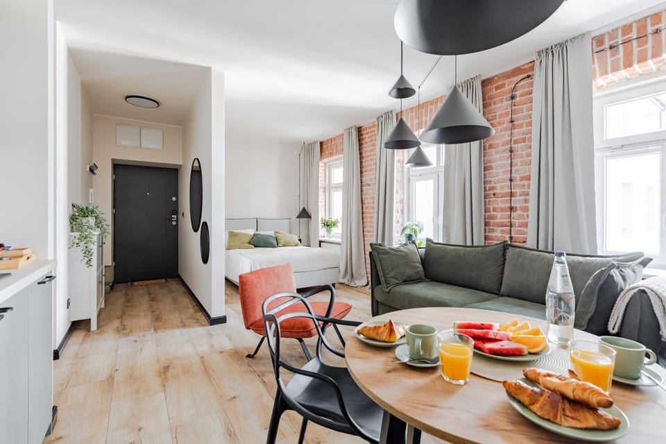 Kitchen or kitchenette, Living room, Food and drinks, Seating area, Dining area, Food, Breakfast
