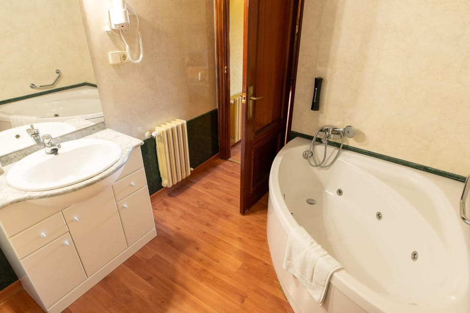 Hot Tub, Bathroom