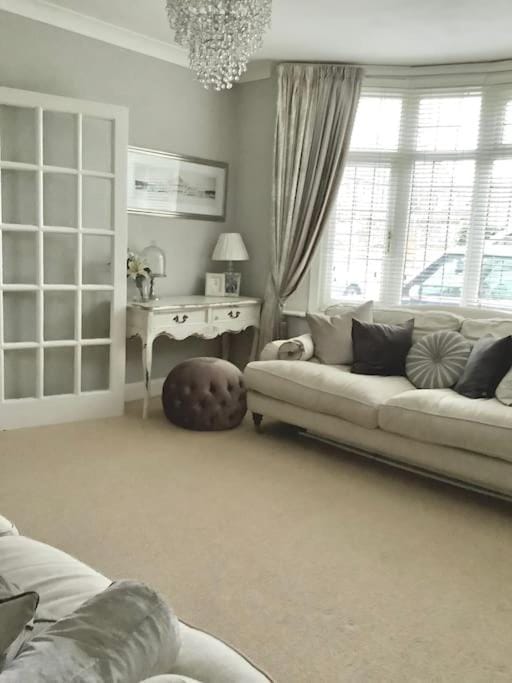 Goodwood FOS 5 Minutes Chichester Sleeps 8 House in Chichester