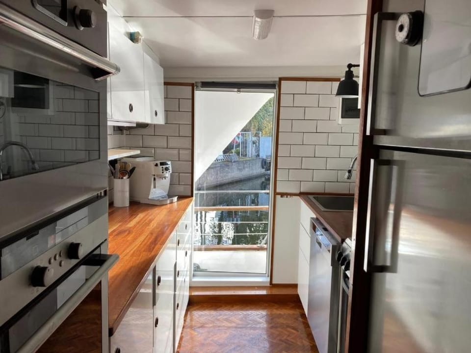 Coffee/tea facilities, Kitchen or kitchenette, oven