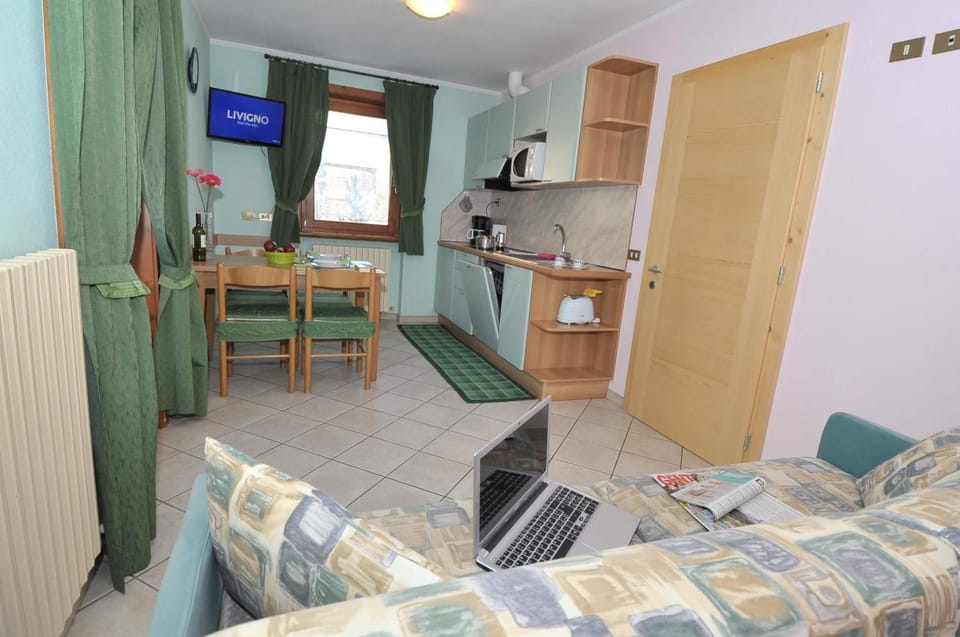 Kitchen or kitchenette, Dining area, Communal kitchen
