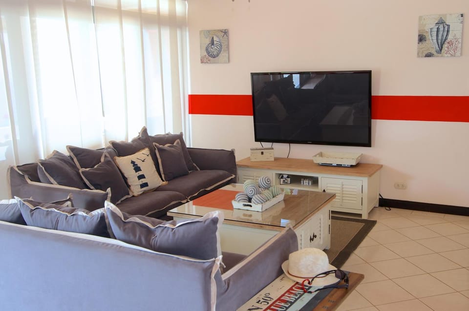 Day, Living room