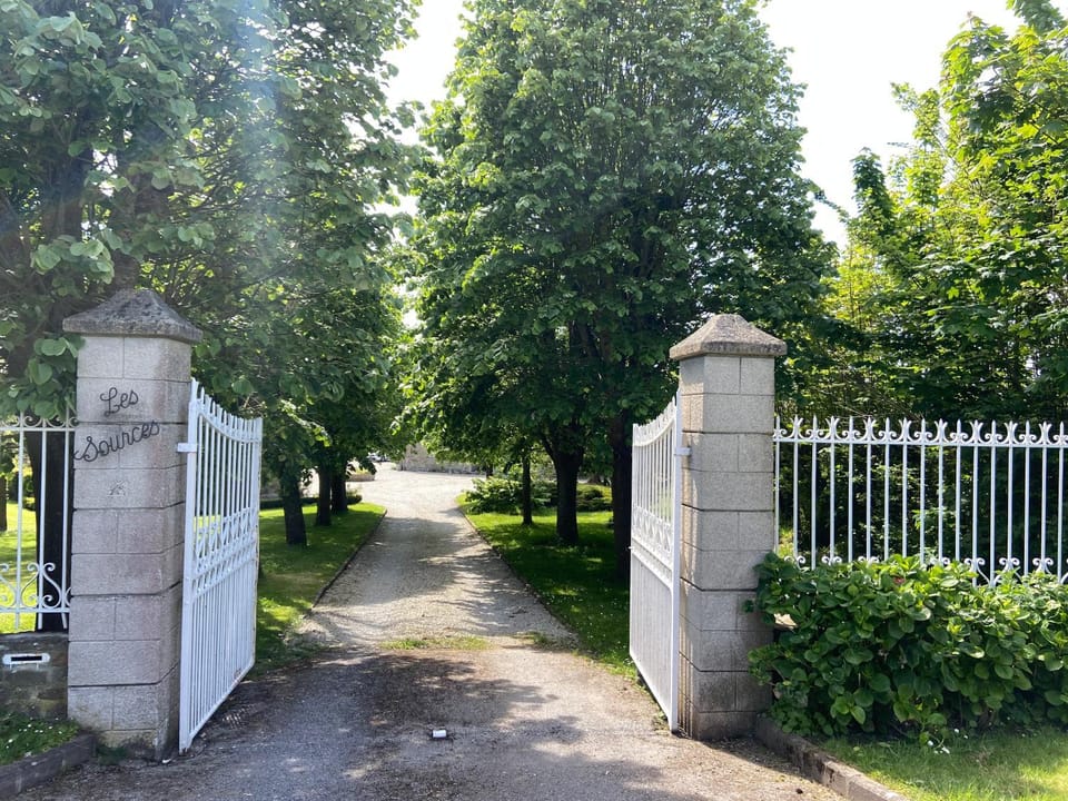 Chambres d'hôtes & Gîtes - Domaine Les Sources Bed and Breakfast in Portbail