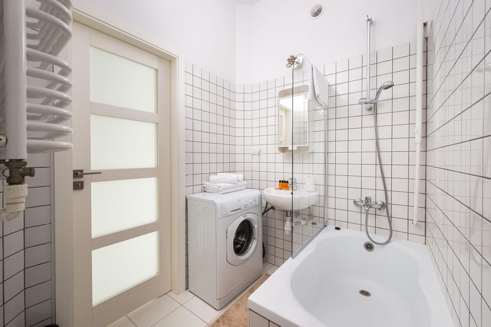 Toilet, Bathroom, Bath, towels, washing machine