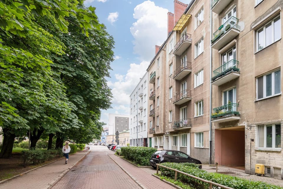 Property building, Neighbourhood, Location