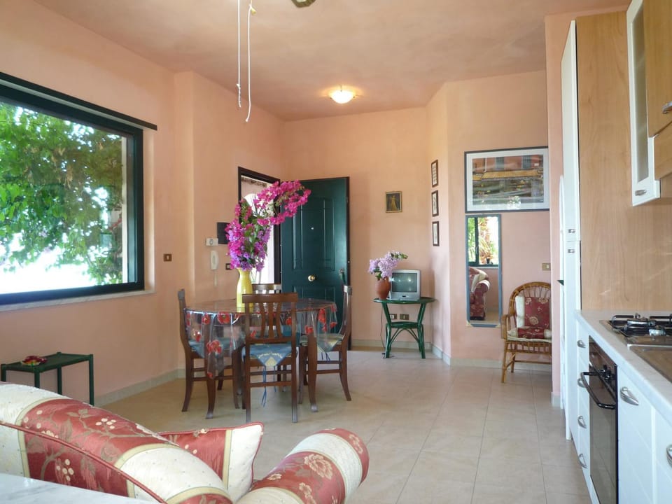 Patio, Garden, Bathroom, TV and multimedia, Coffee/tea facilities, Kitchen or kitchenette, Living room, Seating area, Dining area, Area and facilities