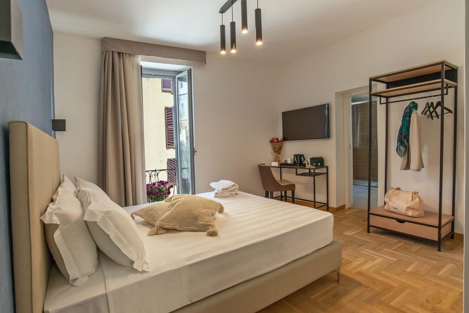 Bed, TV and multimedia, Photo of the whole room, Bedroom, wardrobe