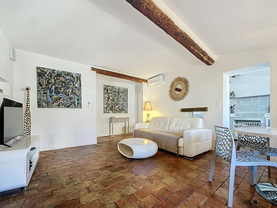 Living room, internet, air conditioner